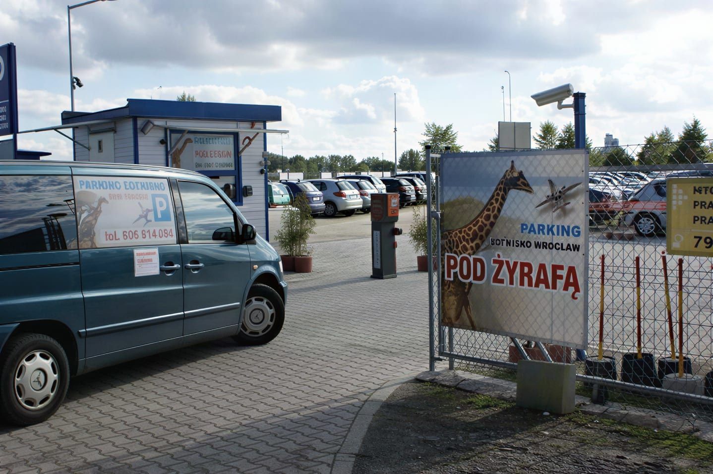 Parking Pod Żyrafą - zdjęcie parkingu